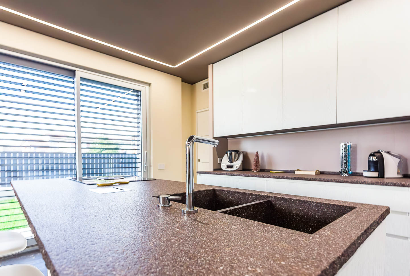 SELEZIONE-ARREDAMENTI-LEGNO-LACCATO-PER-UNA-CUCINA-CONTEMPORANEA-04