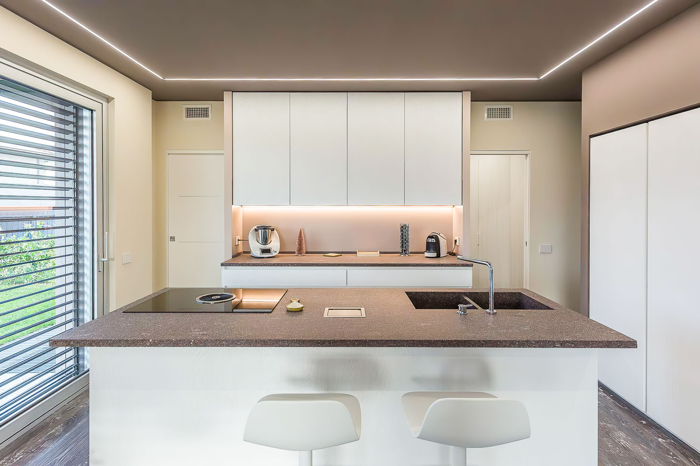 SELEZIONE-ARREDAMENTI-LEGNO-LACCATO-PER-UNA-CUCINA-CONTEMPORANEA-06