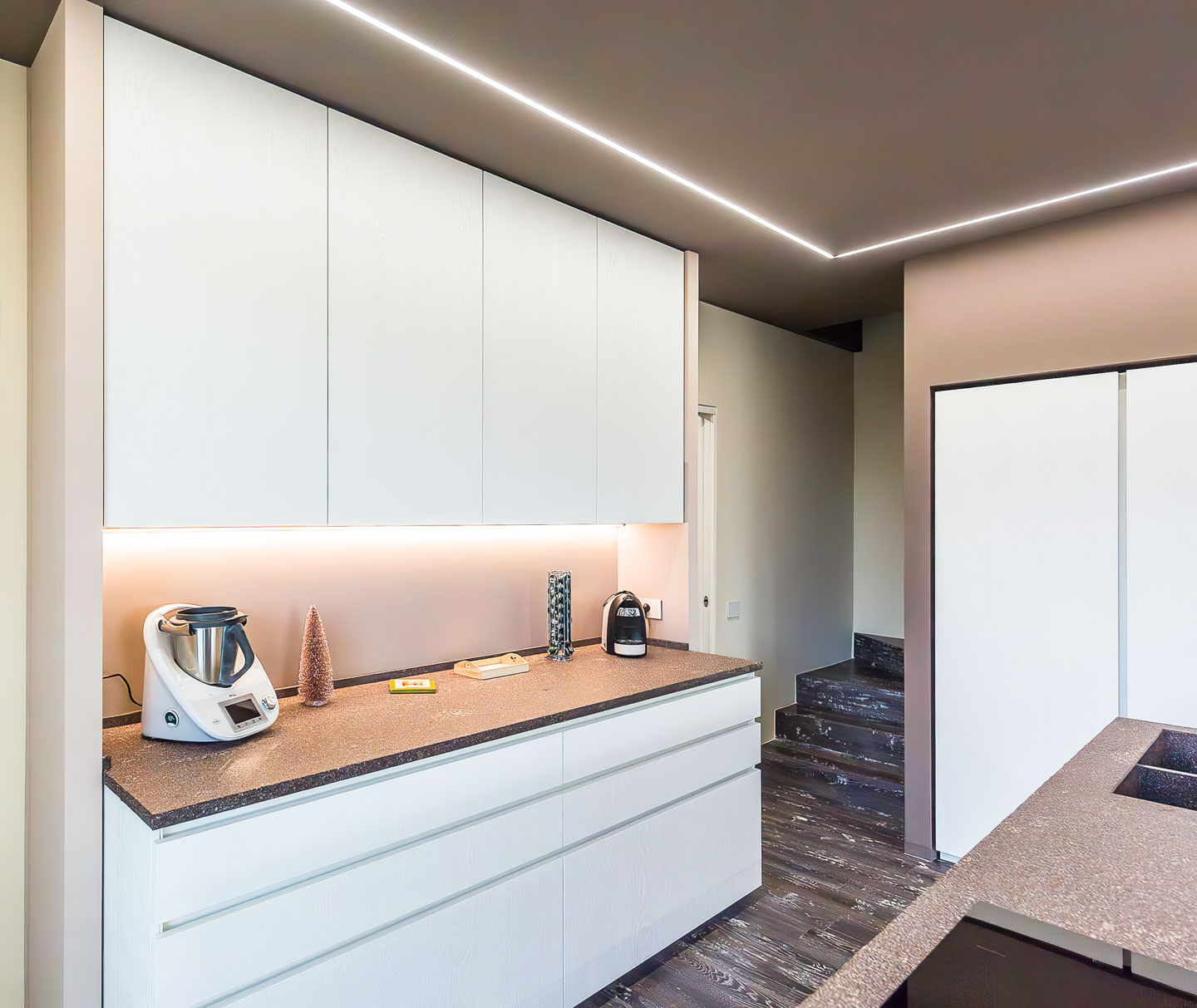 SELEZIONE-ARREDAMENTI-LEGNO-LACCATO-PER-UNA-CUCINA-CONTEMPORANEA-07