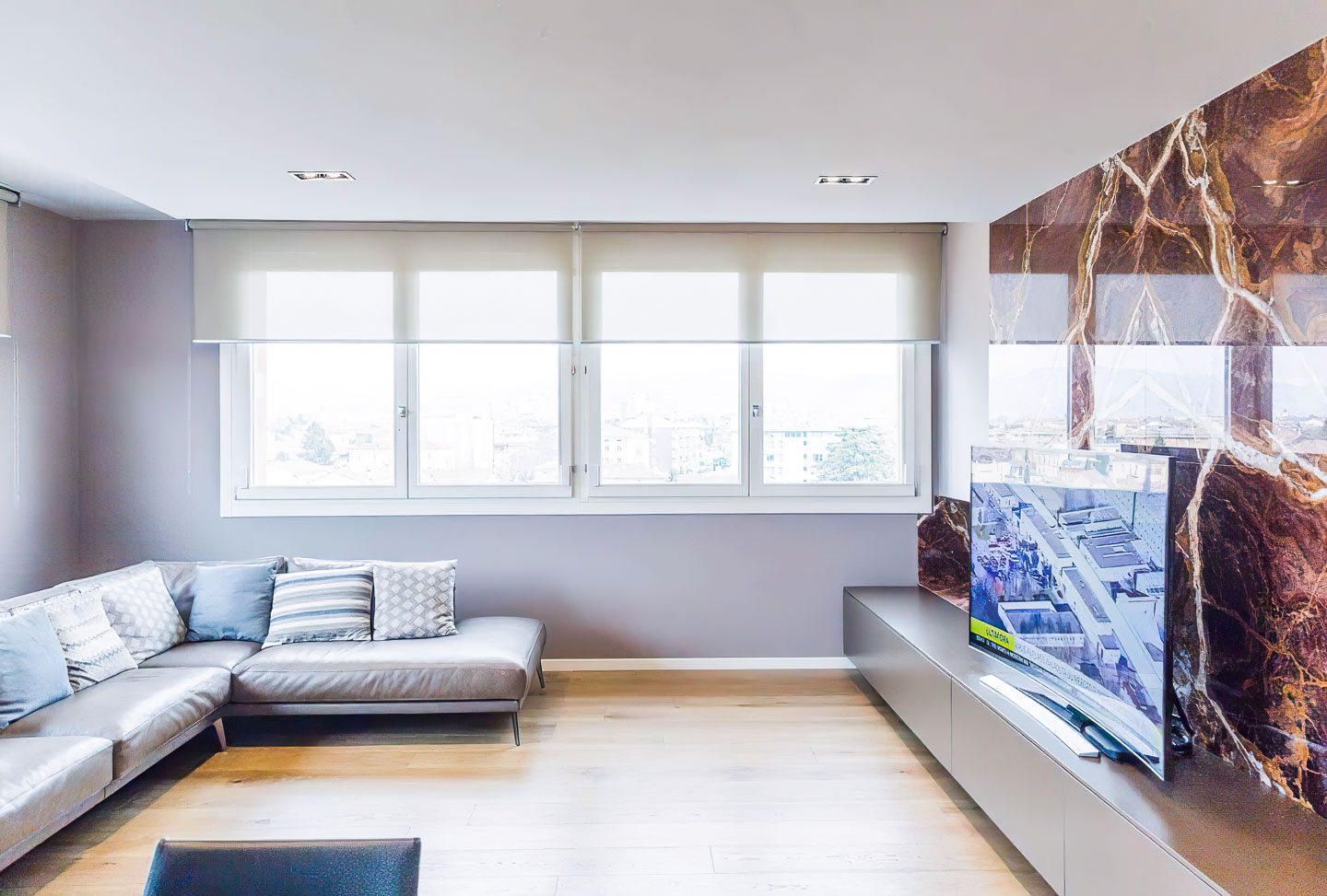 SELEZIONE-ARREDAMENTI-NELL-_ATTICO-DI-UN-PALAZZO-01