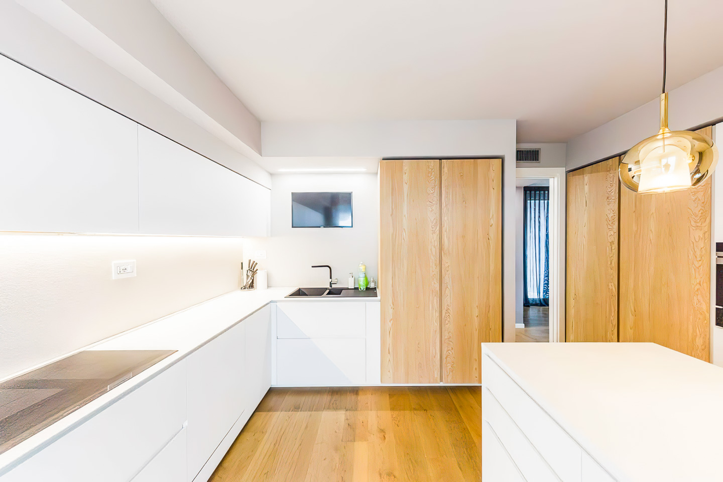 SELEZIONE-ARREDAMENTI-NELL-_ATTICO-DI-UN-PALAZZO-07