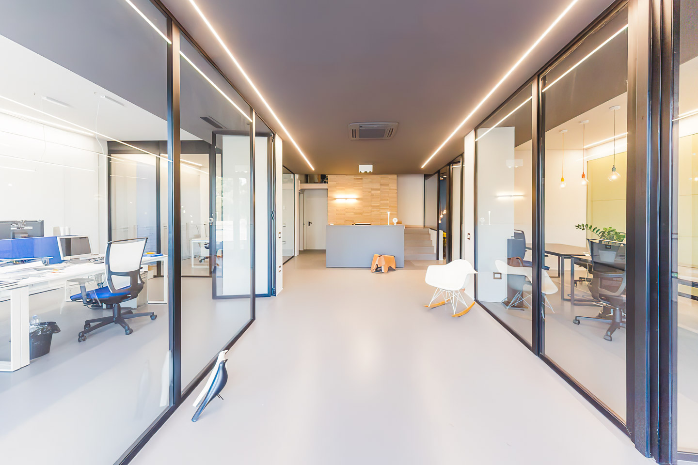 SELEZIONE-ARREDAMENTI-RESTYLING-COLORATO-PER-UN-AZIENDA-DI-COMUNICAZIONE-01