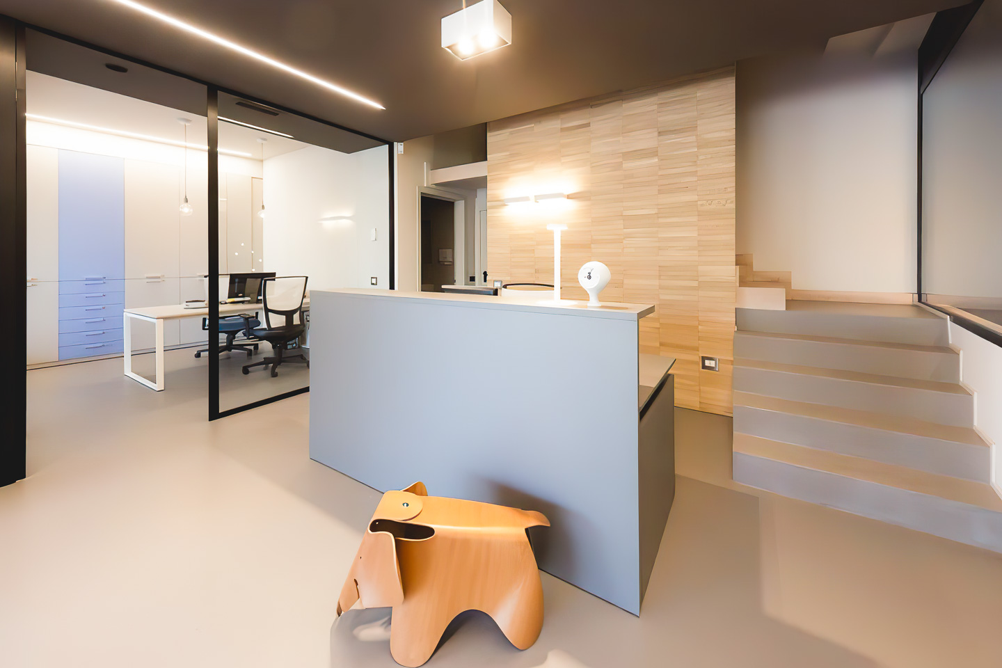 SELEZIONE-ARREDAMENTI-RESTYLING-COLORATO-PER-UN-AZIENDA-DI-COMUNICAZIONE-02