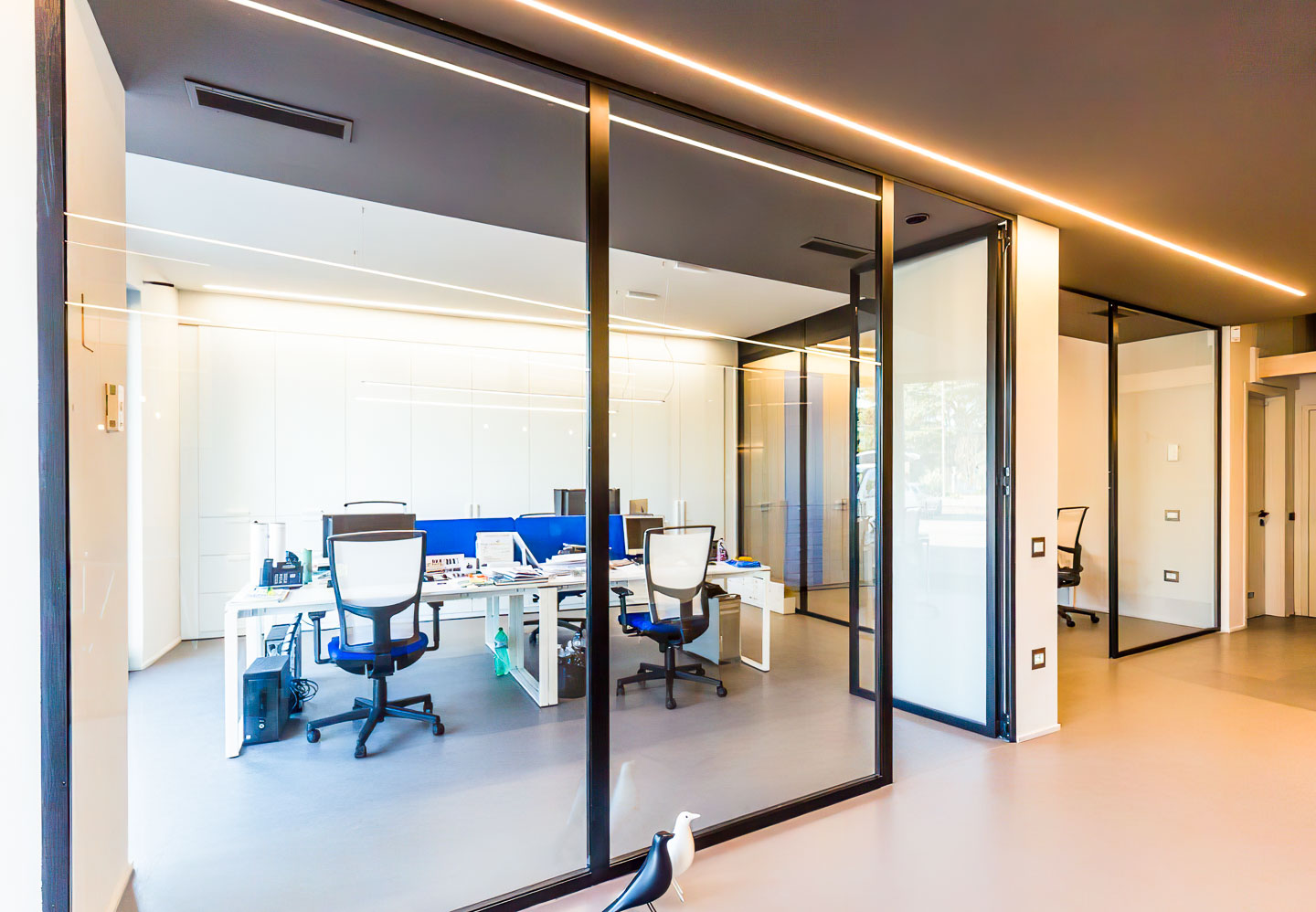 SELEZIONE-ARREDAMENTI-RESTYLING-COLORATO-PER-UN-AZIENDA-DI-COMUNICAZIONE-03