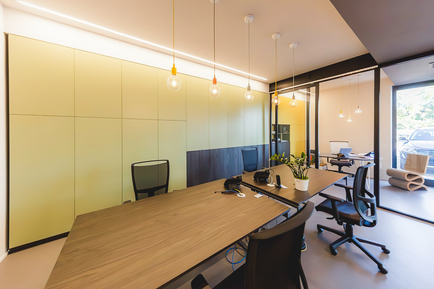 SELEZIONE-ARREDAMENTI-RESTYLING-COLORATO-PER-UN-AZIENDA-DI-COMUNICAZIONE-07