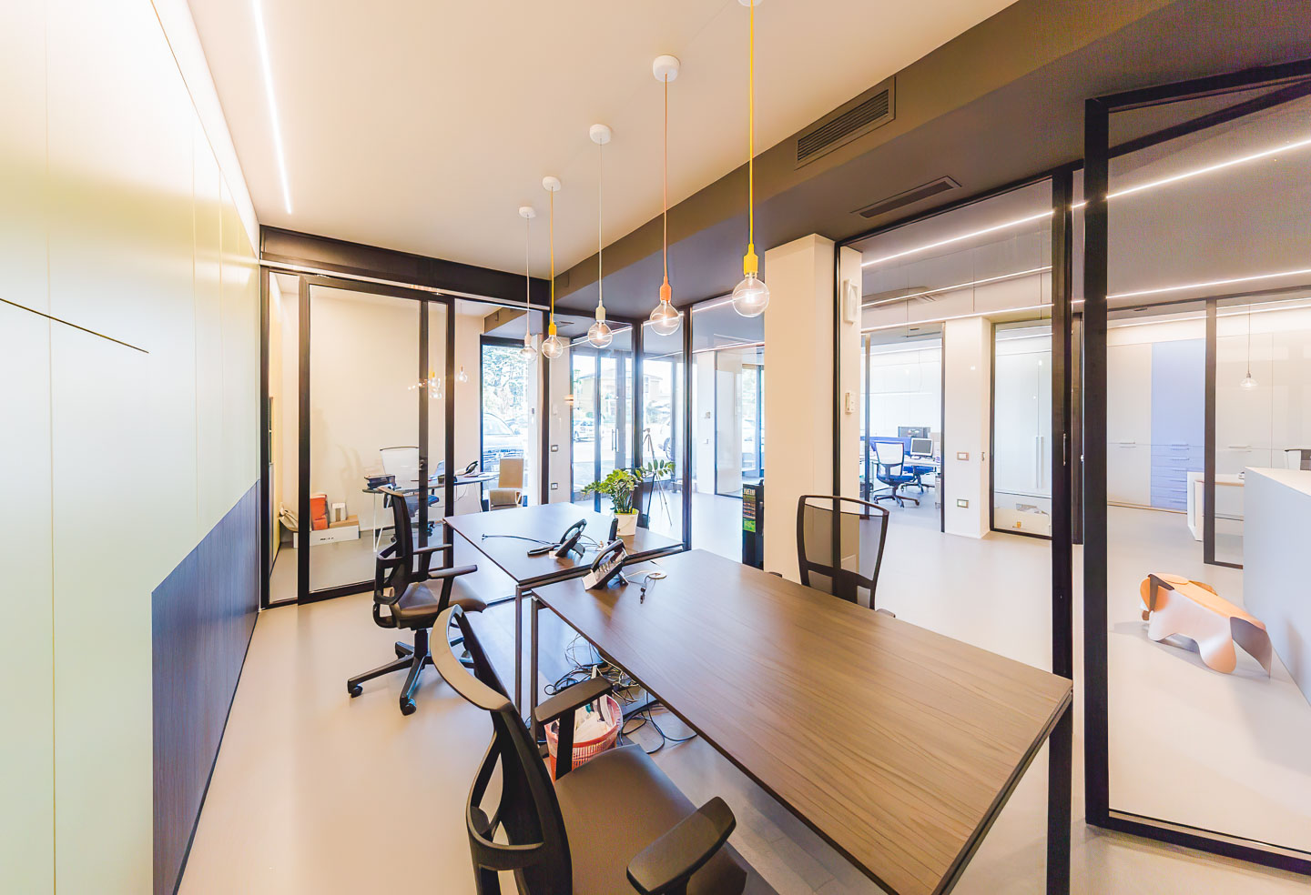 SELEZIONE-ARREDAMENTI-RESTYLING-COLORATO-PER-UN-AZIENDA-DI-COMUNICAZIONE-11