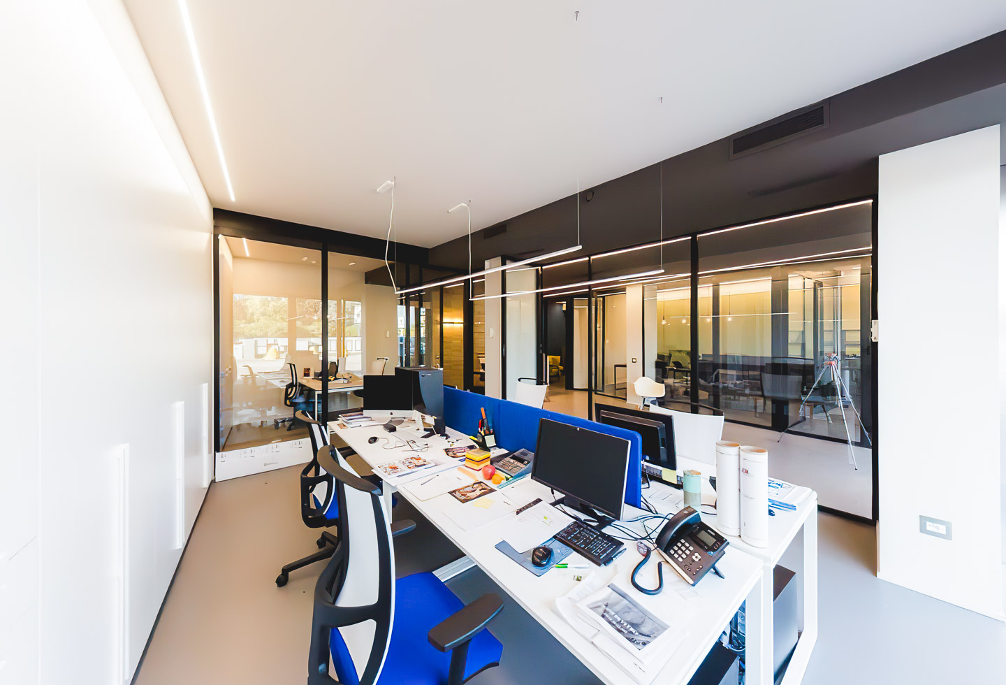 SELEZIONE-ARREDAMENTI-RESTYLING-COLORATO-PER-UN-AZIENDA-DI-COMUNICAZIONE-12