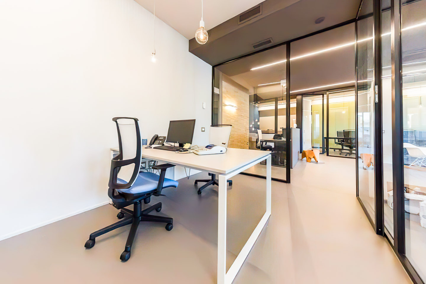 SELEZIONE-ARREDAMENTI-RESTYLING-COLORATO-PER-UN-AZIENDA-DI-COMUNICAZIONE-14