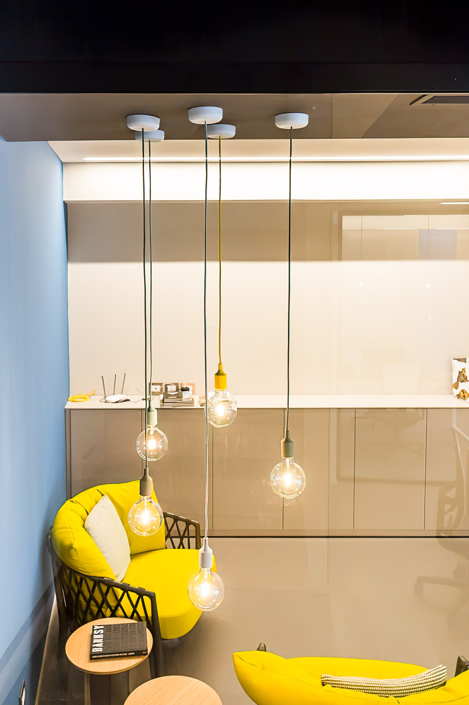 SELEZIONE-ARREDAMENTI-RESTYLING-COLORATO-PER-UN-AZIENDA-DI-COMUNICAZIONE-16