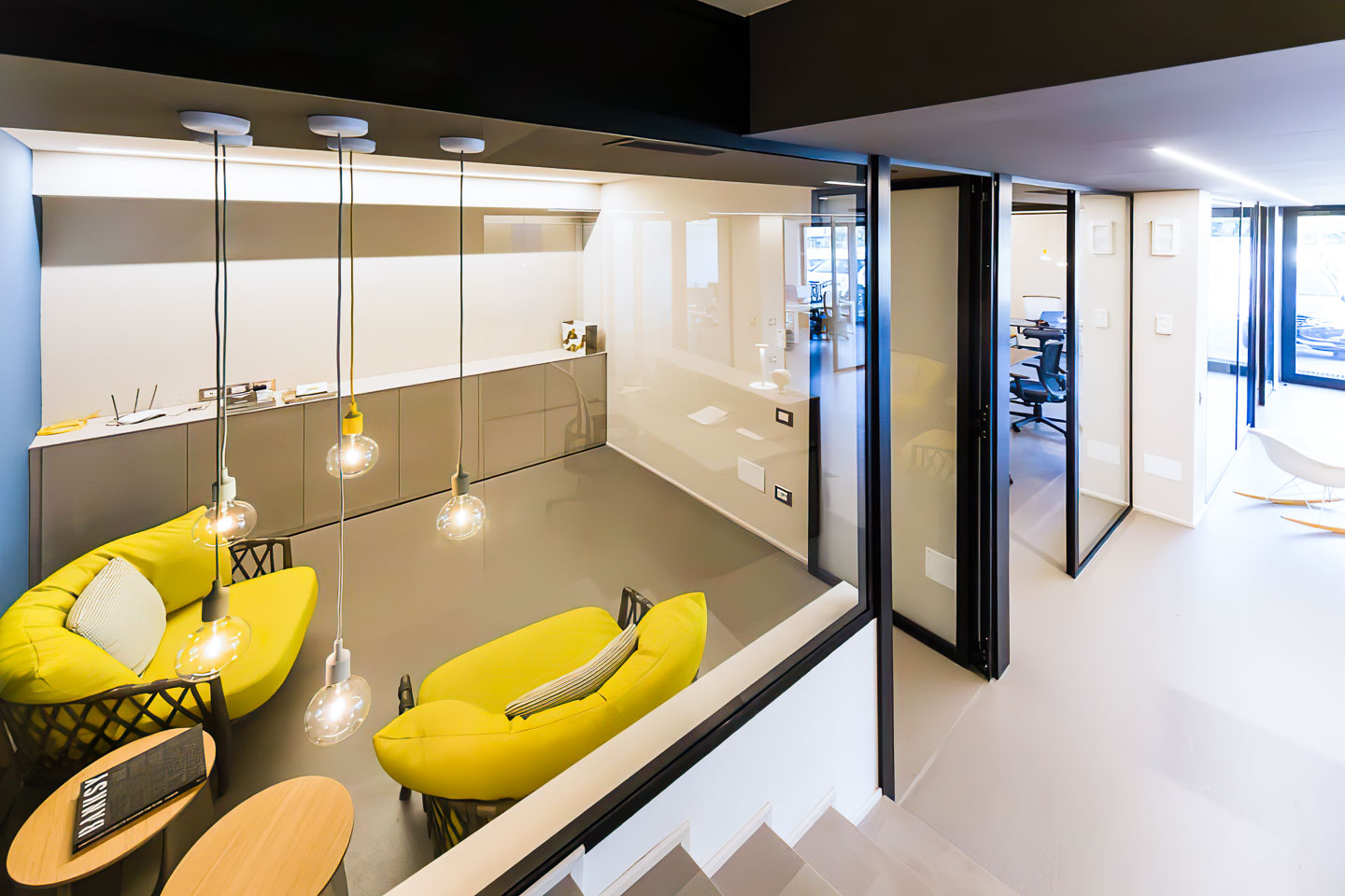 SELEZIONE-ARREDAMENTI-RESTYLING-COLORATO-PER-UN-AZIENDA-DI-COMUNICAZIONE-17