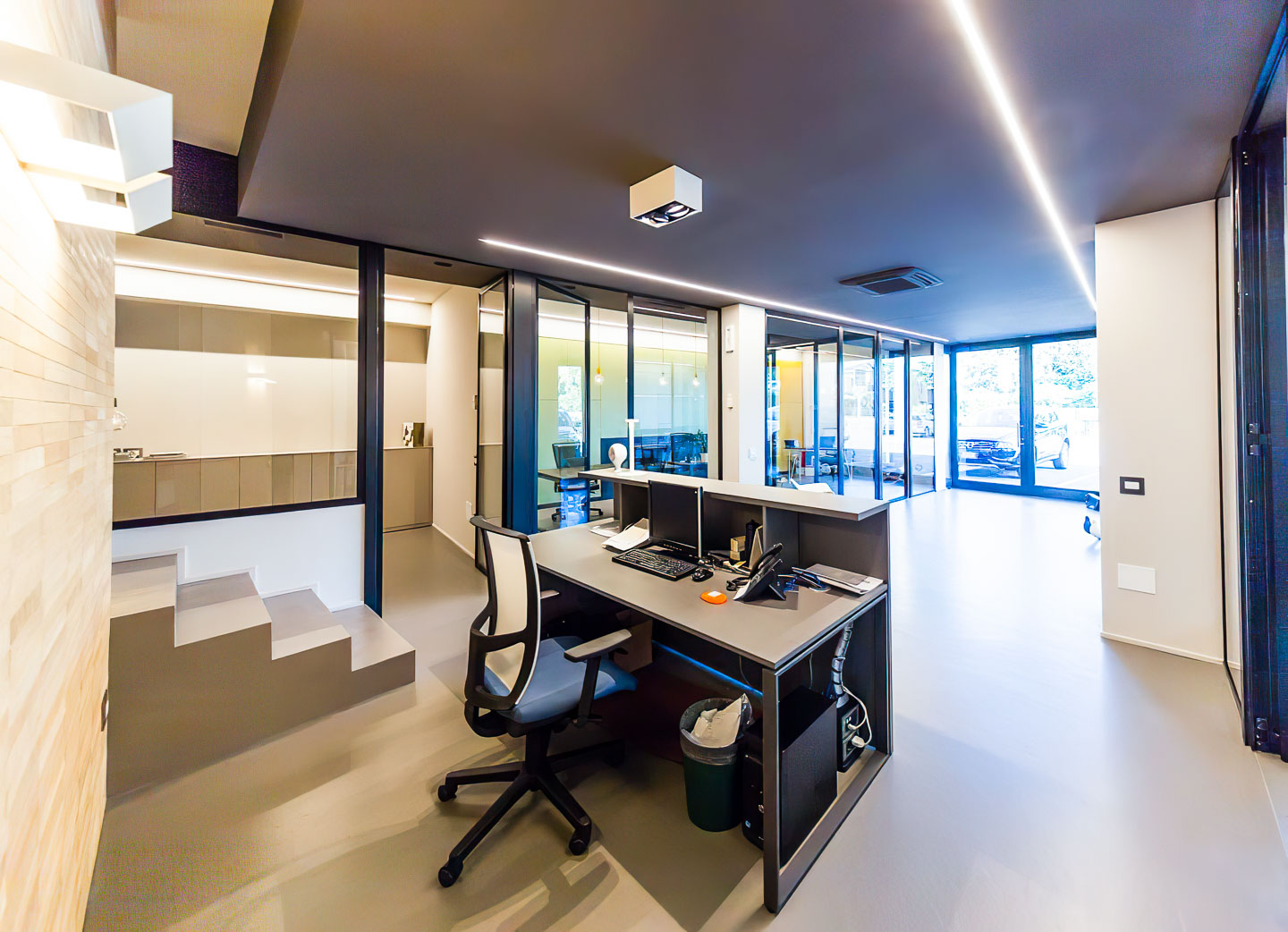 SELEZIONE-ARREDAMENTI-RESTYLING-COLORATO-PER-UN-AZIENDA-DI-COMUNICAZIONE-18