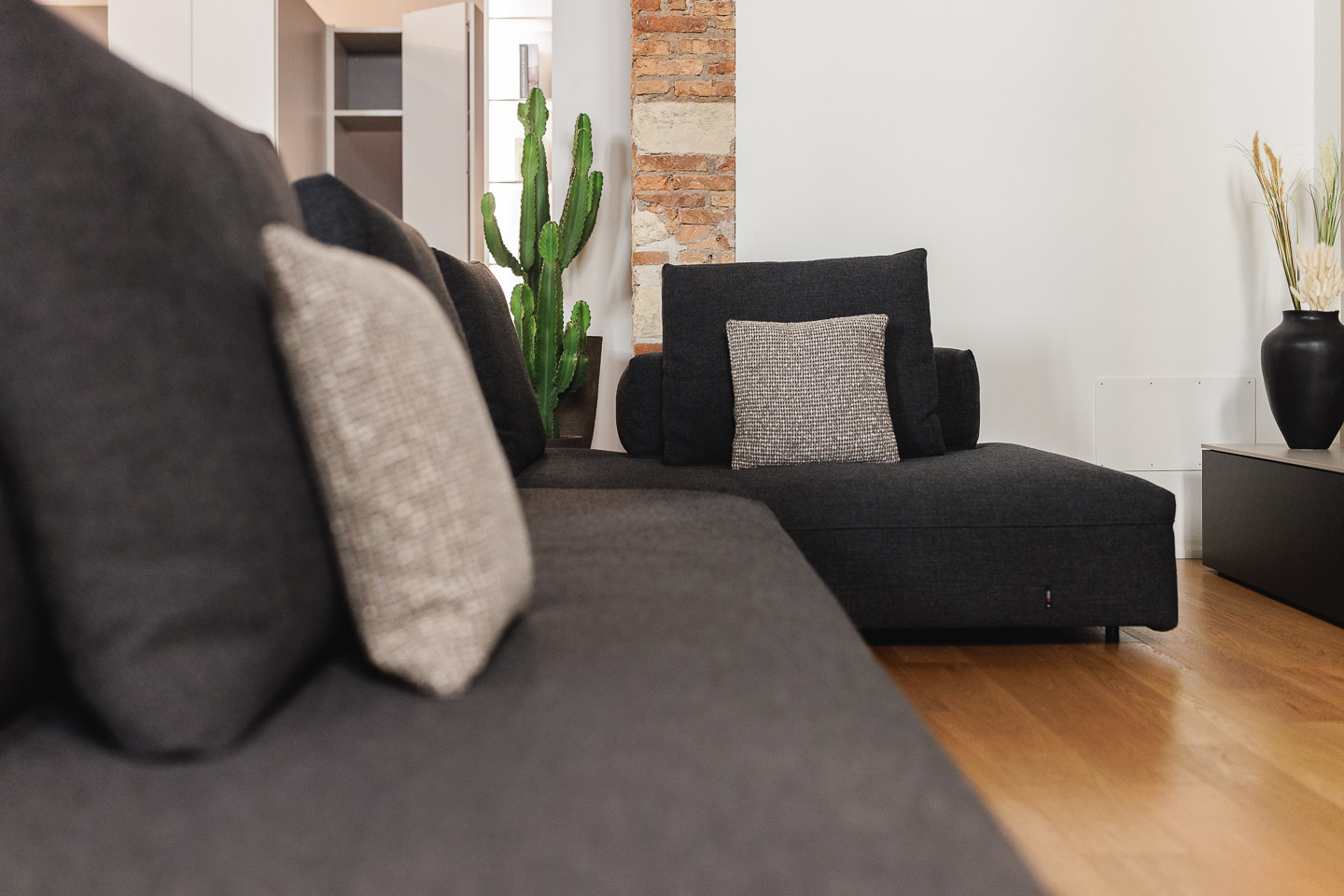 SELEZIONE-ARREDAMENTI-RESTAURO-TRA-ANTICO-E-CONTEMPORANEO-240514-105124-5986