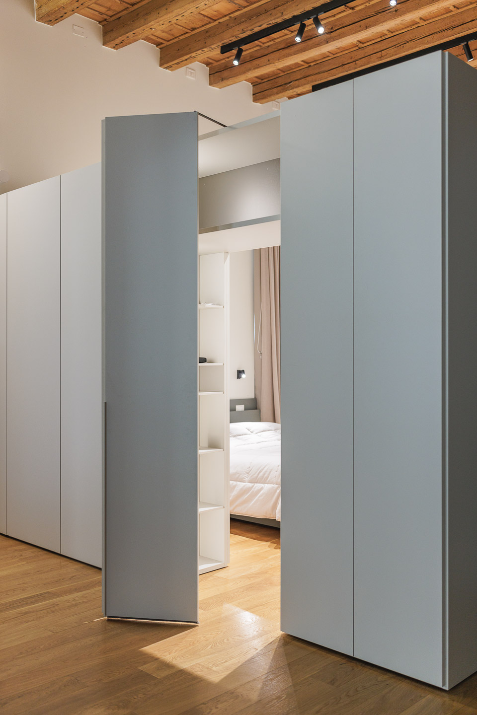 SELEZIONE-ARREDAMENTI-RESTAURO-TRA-ANTICO-E-CONTEMPORANEO-240514-105718-6032