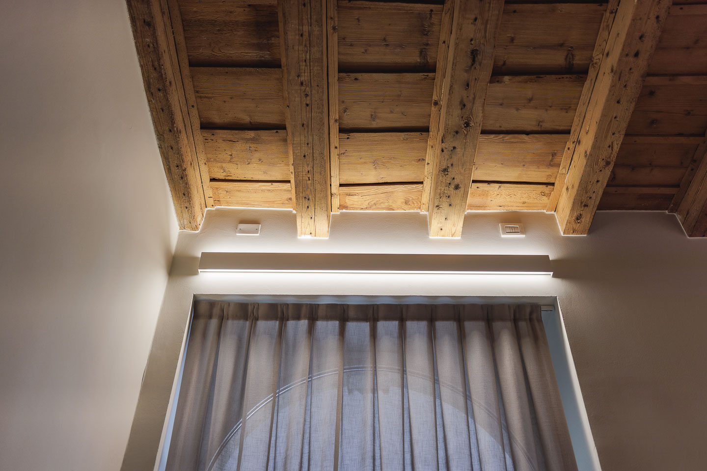 SELEZIONE-ARREDAMENTI-RESTAURO-TRA-ANTICO-E-CONTEMPORANEO-240514-105749-6033